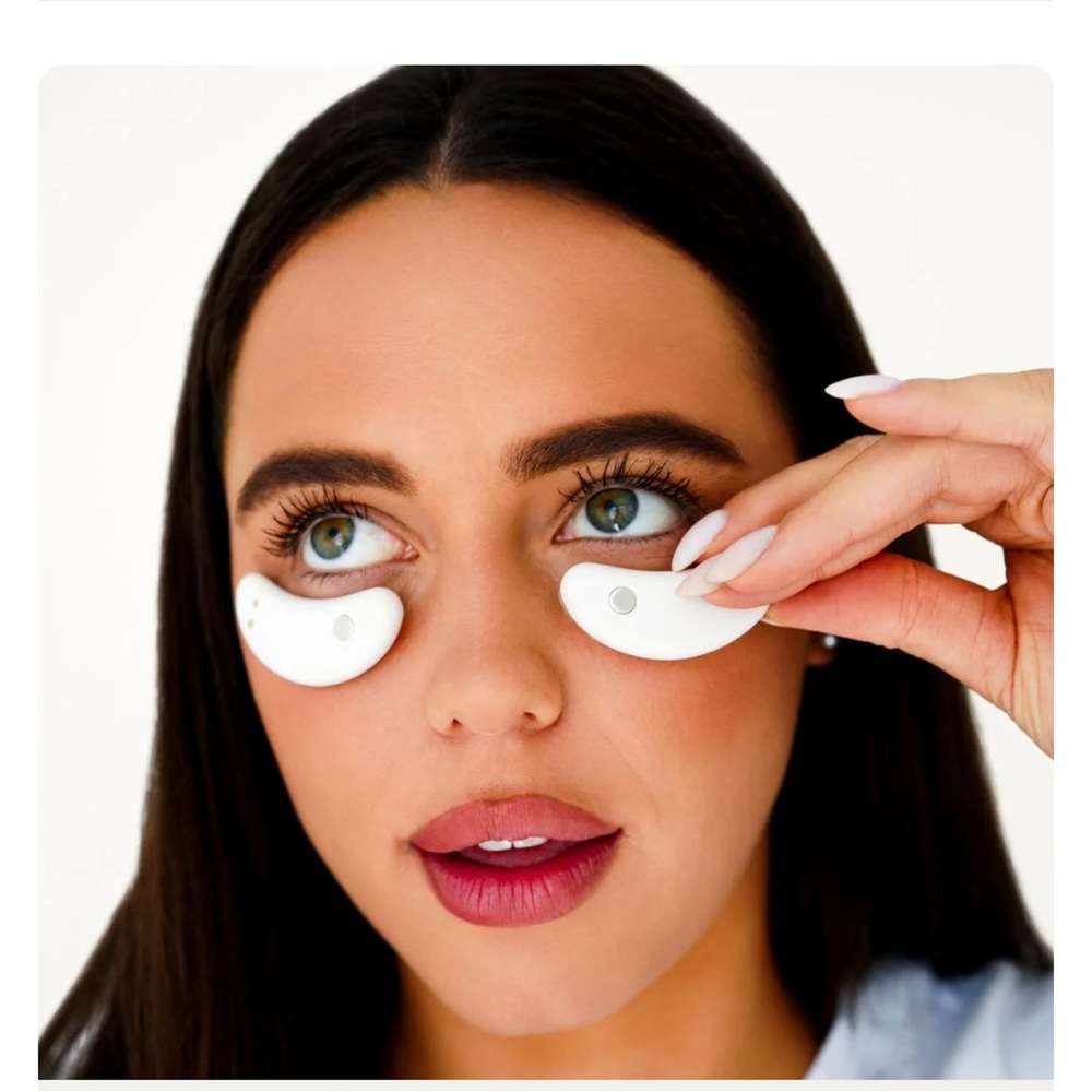 Gleamy eye pads